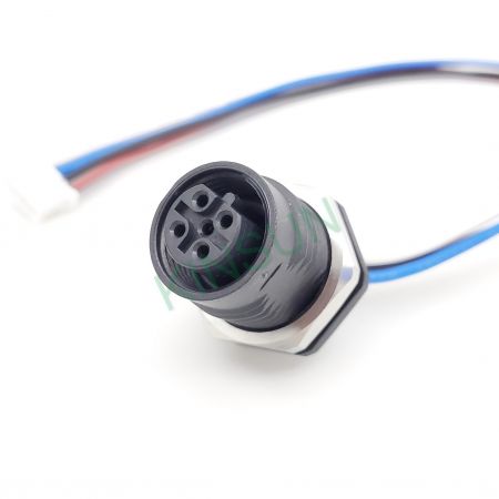 Пластмасовият конектор M12 с B-кодиране е защитен с IP68, когато е свързан с кабел или капачка.